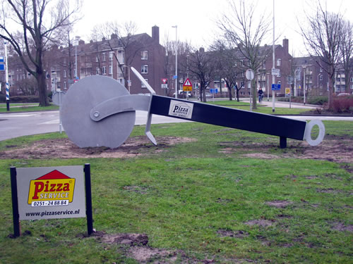 pizzasnijder kunstobject in Beverwijk