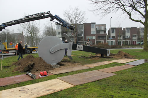 plaatsing van pizzasnijder kunstobject in Beverwijk